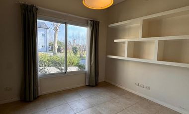 CASA en VENTA con LOTE trasero opcional