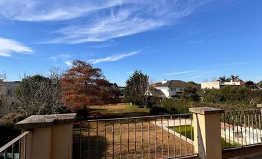 CASA en VENTA con LOTE trasero opcional