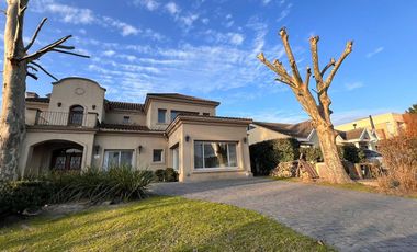 CASA en VENTA con LOTE trasero opcional