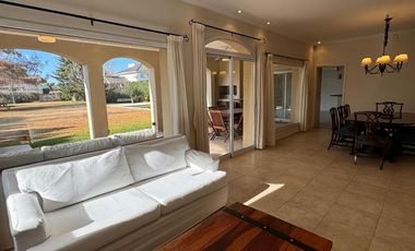 CASA en VENTA con LOTE trasero opcional