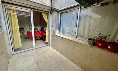 Depto. 2 ambientes en venta - doble patio - frente a la plaza