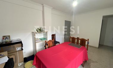 Depto. 2 ambientes en venta - doble patio - frente a la plaza
