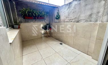 Depto. 2 ambientes en venta - doble patio - frente a la plaza