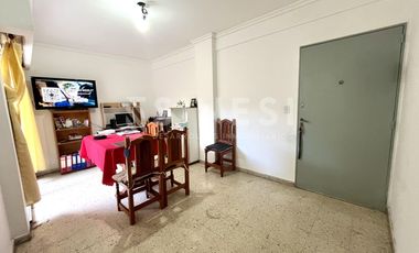 Depto. 2 ambientes en venta - doble patio - frente a la plaza