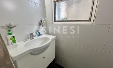 Depto. 2 ambientes en venta - doble patio - frente a la plaza
