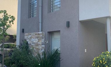 Casa en venta de 4 ambientes y cochera y amenities en Lomas de Zamora oeste