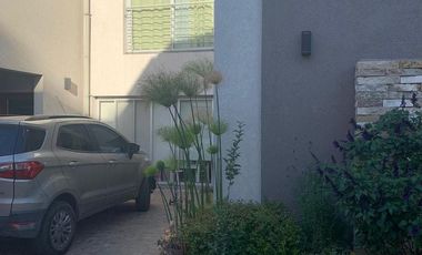 Casa en venta de 4 ambientes y cochera y amenities en Lomas de Zamora oeste