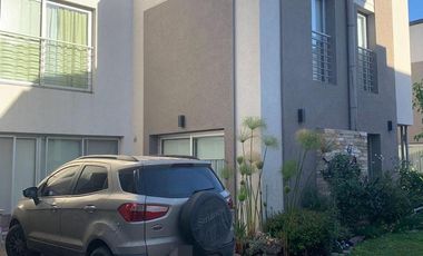Casa en venta de 4 ambientes y cochera y amenities en Lomas de Zamora oeste