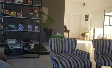 Casa en Venta - 5 dormitorios 4 baños - 255mts2 - Escobar