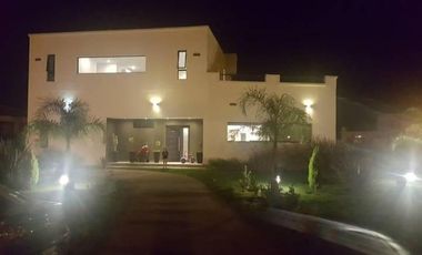 Casa en Venta - 5 dormitorios 4 baños - 255mts2 - Escobar