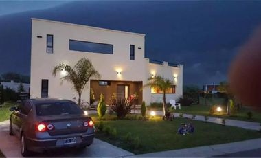 Casa en Venta - 5 dormitorios 4 baños - 255mts2 - Escobar
