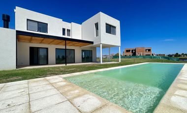 Casa al rio en venta en Naudir Aguas Privadas - Con Piscina - Amarra - A Estrenar