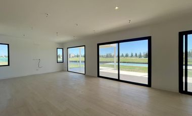 Casa al rio en venta en Naudir Aguas Privadas - Con Piscina - Amarra - A Estrenar