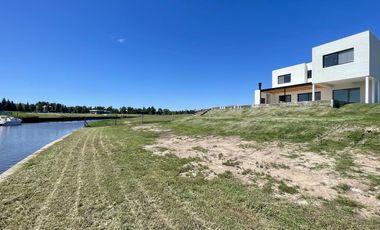 Casa al rio en venta en Naudir Aguas Privadas - Con Piscina - Amarra - A Estrenar