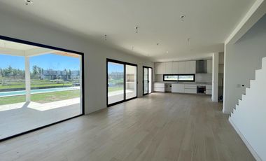Casa al rio en venta en Naudir Aguas Privadas - Con Piscina - Amarra - A Estrenar