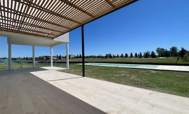 Casa al rio en venta en Naudir Aguas Privadas - Con Piscina - Amarra - A Estrenar