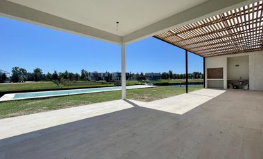 Casa al rio en venta en Naudir Aguas Privadas - Con Piscina - Amarra - A Estrenar