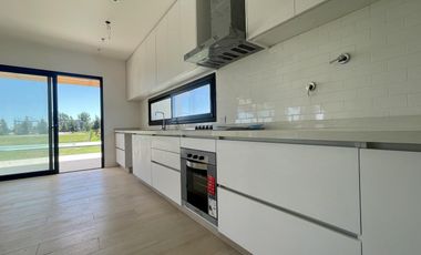 Casa al rio en venta en Naudir Aguas Privadas - Con Piscina - Amarra - A Estrenar