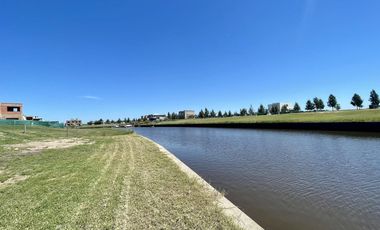 Casa al rio en venta en Naudir Aguas Privadas - Con Piscina - Amarra - A Estrenar