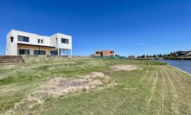 Casa al rio en venta en Naudir Aguas Privadas - Con Piscina - Amarra - A Estrenar