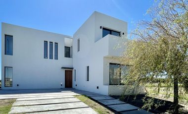 Casa al rio en venta en Naudir Aguas Privadas - Con Piscina - Amarra - A Estrenar