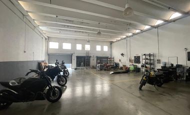 Frente a Vespasiani - A 1 cuadra de Sagrada Familia - Galpón 700Mts Cub