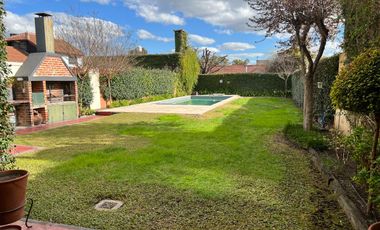 Casa en venta - 2 Dormitorios 4 Baños - 400Mts2 - Cochera - Azul