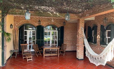 Casa en venta - 2 Dormitorios 4 Baños - 400Mts2 - Cochera - Azul