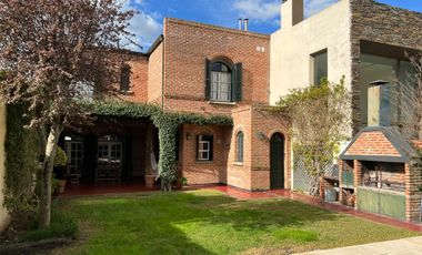 Casa en venta - 2 Dormitorios 4 Baños - 400Mts2 - Cochera - Azul
