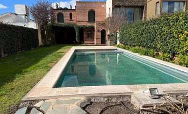 Casa en venta - 2 Dormitorios 4 Baños - 400Mts2 - Cochera - Azul