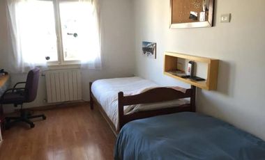 Casa 4 ambientes sobre terreno de 465 m2 con pileta y quinco