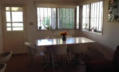 Casa 4 ambientes sobre terreno de 465 m2 con pileta y quinco