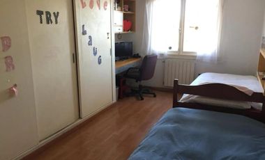 Casa 4 ambientes sobre terreno de 465 m2 con pileta y quinco