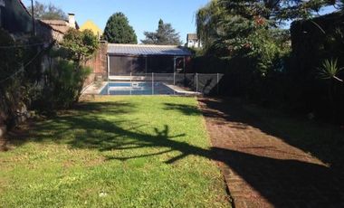 Casa 4 ambientes sobre terreno de 465 m2 con pileta y quinco