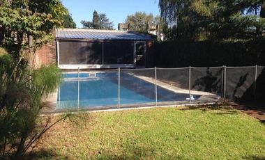 Casa 4 ambientes sobre terreno de 465 m2 con pileta y quinco