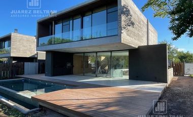 Housing en alquiler 3 dormitorios Av. Argentina 193 esquina Recoletos - frente a la cancha de golf Villa Allende Golf.