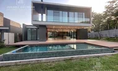 Housing en alquiler 3 dormitorios Av. Argentina 193 esquina Recoletos - frente a la cancha de golf Villa Allende Golf.