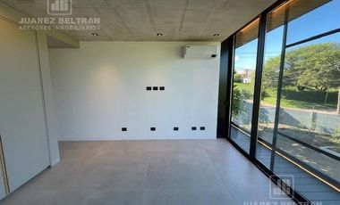 Housing en alquiler 3 dormitorios Av. Argentina 193 esquina Recoletos - frente a la cancha de golf Villa Allende Golf.