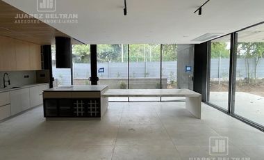 Housing en alquiler 3 dormitorios Av. Argentina 193 esquina Recoletos - frente a la cancha de golf Villa Allende Golf.