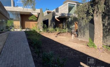 Housing en alquiler 3 dormitorios Av. Argentina 193 esquina Recoletos - frente a la cancha de golf Villa Allende Golf.
