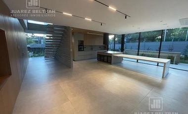 Housing en alquiler 3 dormitorios Av. Argentina 193 esquina Recoletos - frente a la cancha de golf Villa Allende Golf.