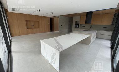 Housing en alquiler 3 dormitorios Av. Argentina 193 esquina Recoletos - frente a la cancha de golf Villa Allende Golf.