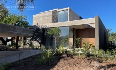 Housing en alquiler 3 dormitorios Av. Argentina 193 esquina Recoletos - frente a la cancha de golf Villa Allende Golf.