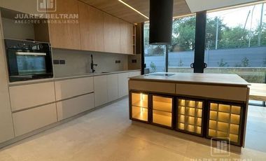 Housing en alquiler 3 dormitorios Av. Argentina 193 esquina Recoletos - frente a la cancha de golf Villa Allende Golf.