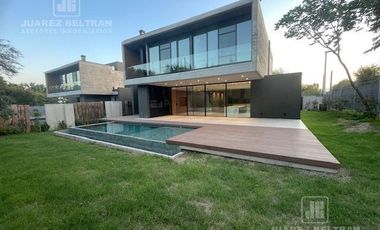 Housing en alquiler 3 dormitorios Av. Argentina 193 esquina Recoletos - frente a la cancha de golf Villa Allende Golf.
