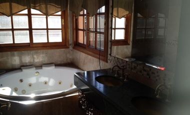 IMPORTANTE CHALET DE ESTILO MODERNO EN TEMPERLEY ESTE