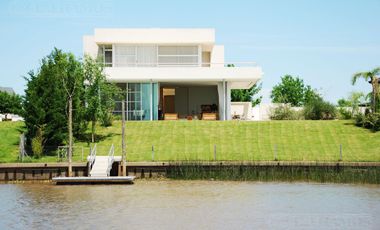 CASA MODERNA DE DISEÑO. DOBLE LOTE AL RIO.