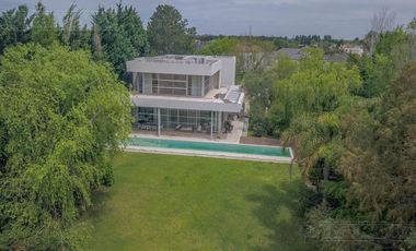CASA MODERNA DE DISEÑO. DOBLE LOTE AL RIO.
