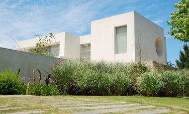 CASA MODERNA DE DISEÑO. DOBLE LOTE AL RIO.