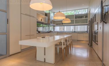 CASA MODERNA DE DISEÑO. DOBLE LOTE AL RIO.